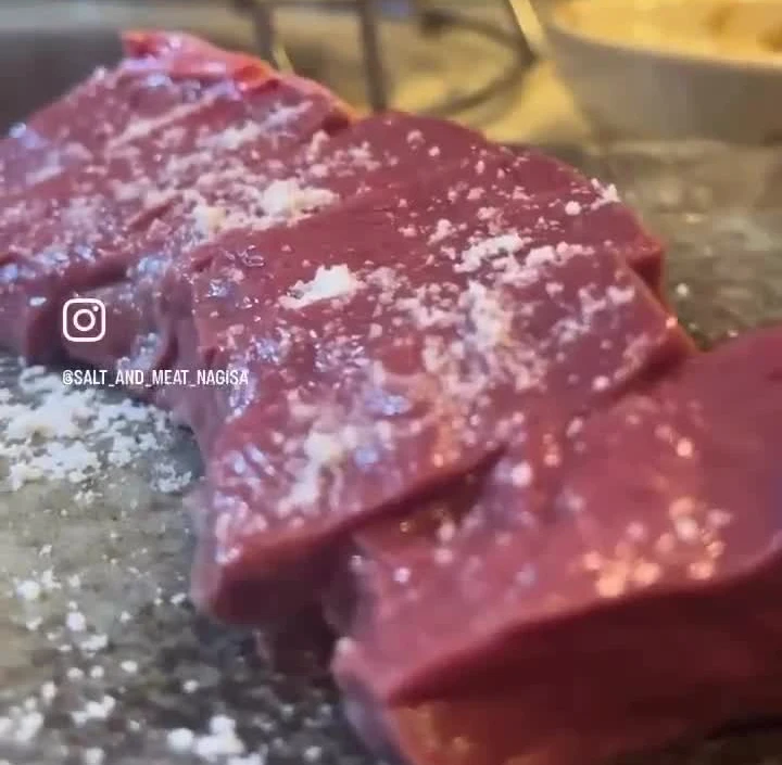 ソルト&ミート渚の紹介動画に映る、熱海塩を振った肉